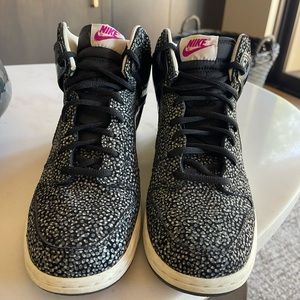 Anna Nike Dunk Hi Skinny Print ‘Black Bright Magenta’